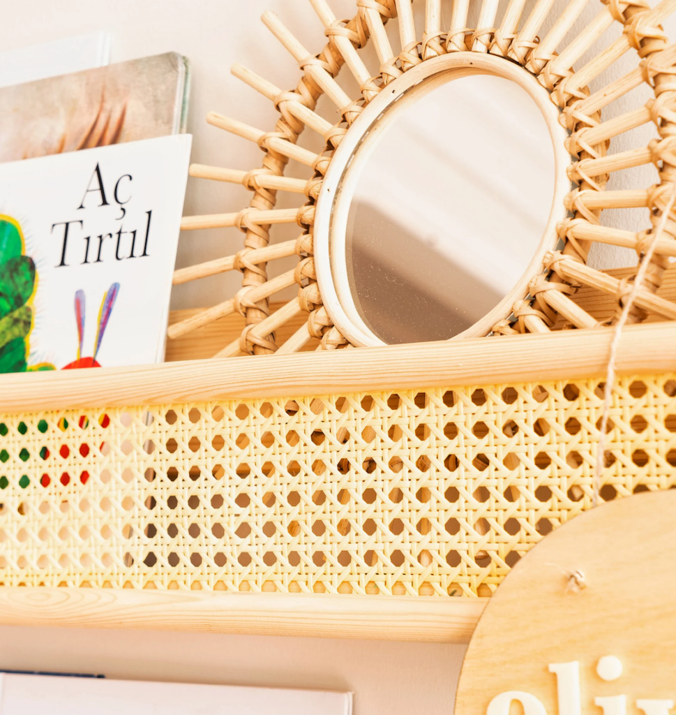 deco intérieure chambre enfant bebe étagère bois cannage