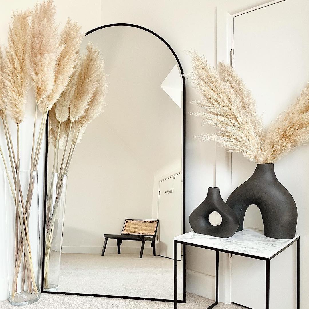 deco intérieure salon chambre dressing miroir table métallique noire bouquet fleurs séchées