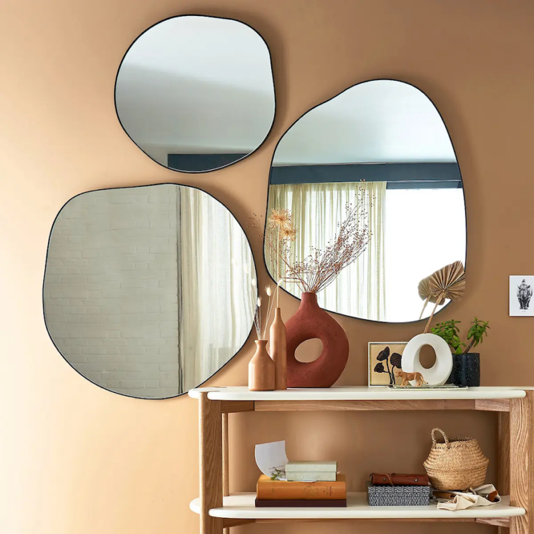 hall d'entrée meuble bois vase blanc mur beige sable deco