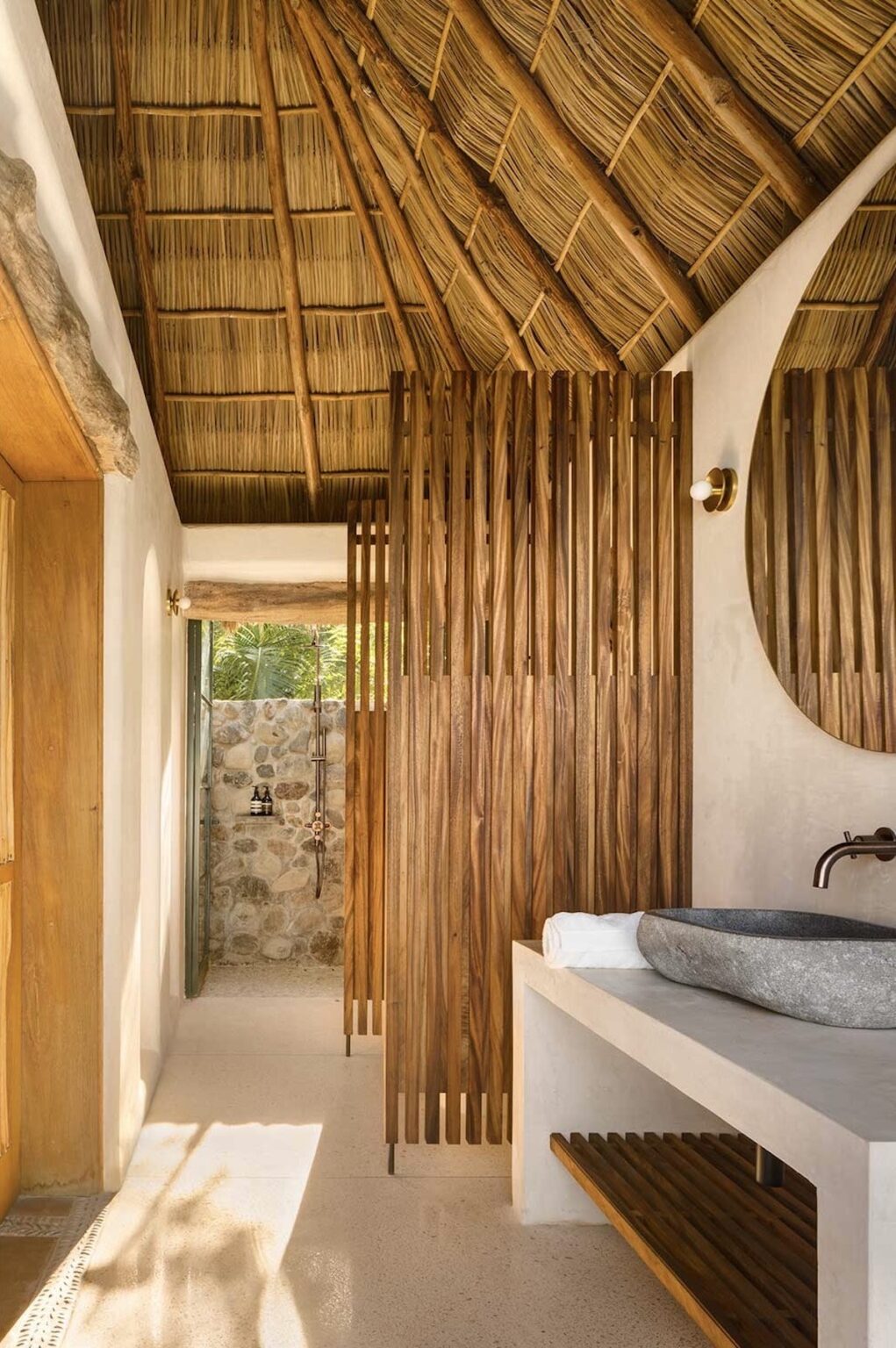 idée déco salle de bains semi-ouverte bois béton
