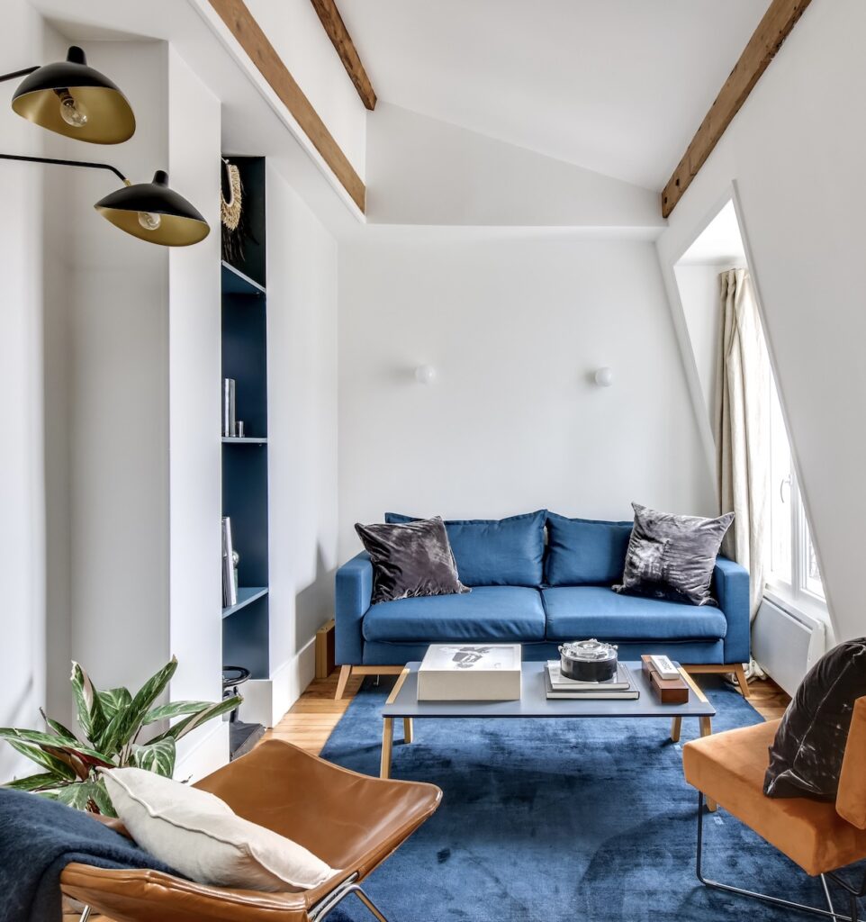 idée déco salon bleu roi ocre terracotta velours