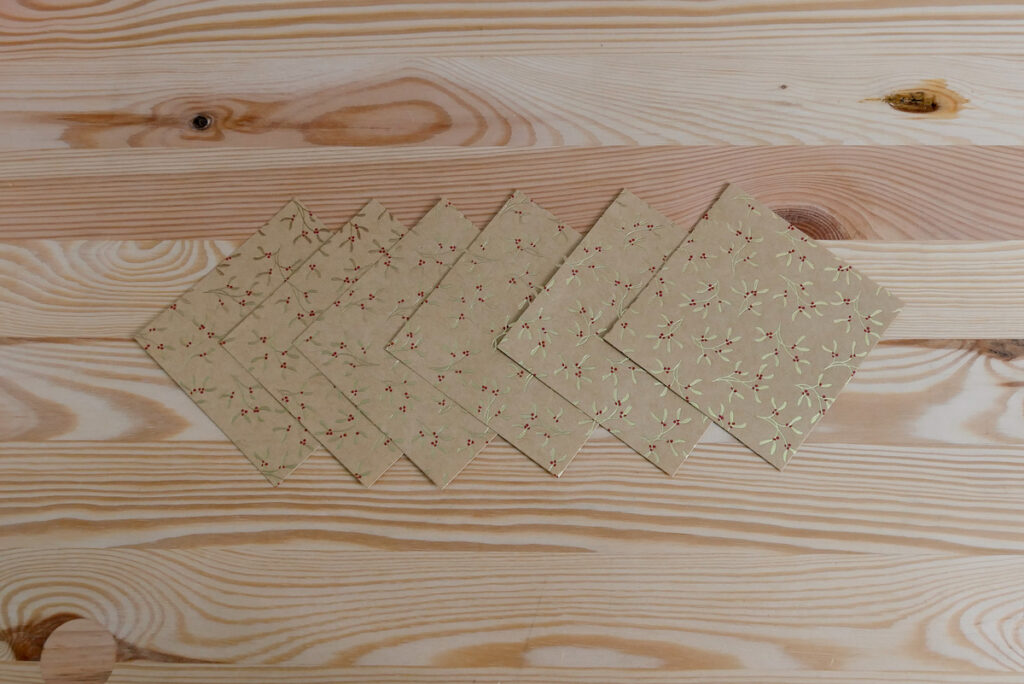 matériel nécessaire origami Noël feuille houx doré rouge vert