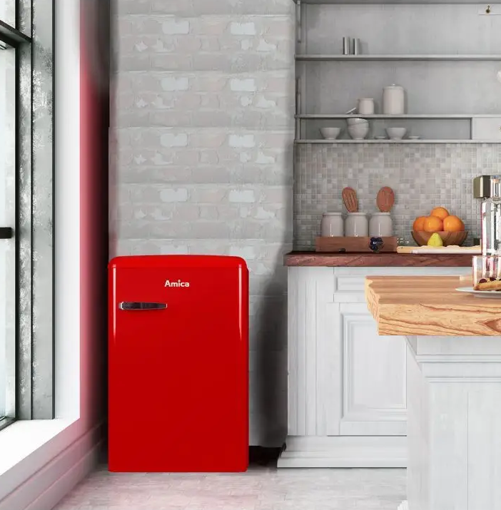 petit frigo rouge cuisine industrielle mur briques grises