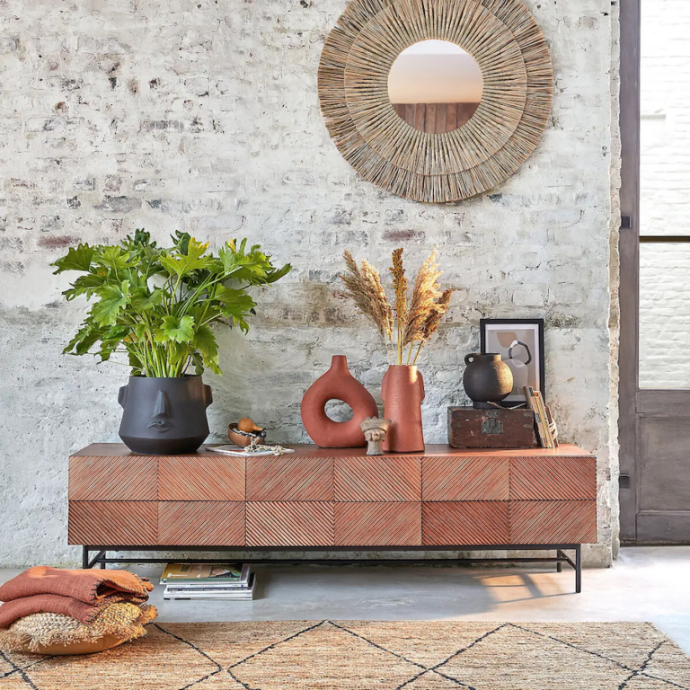 pièce de vie salon bohémien ethnique commode bois tapis fibre naturelle accessoire terracotta métal noir