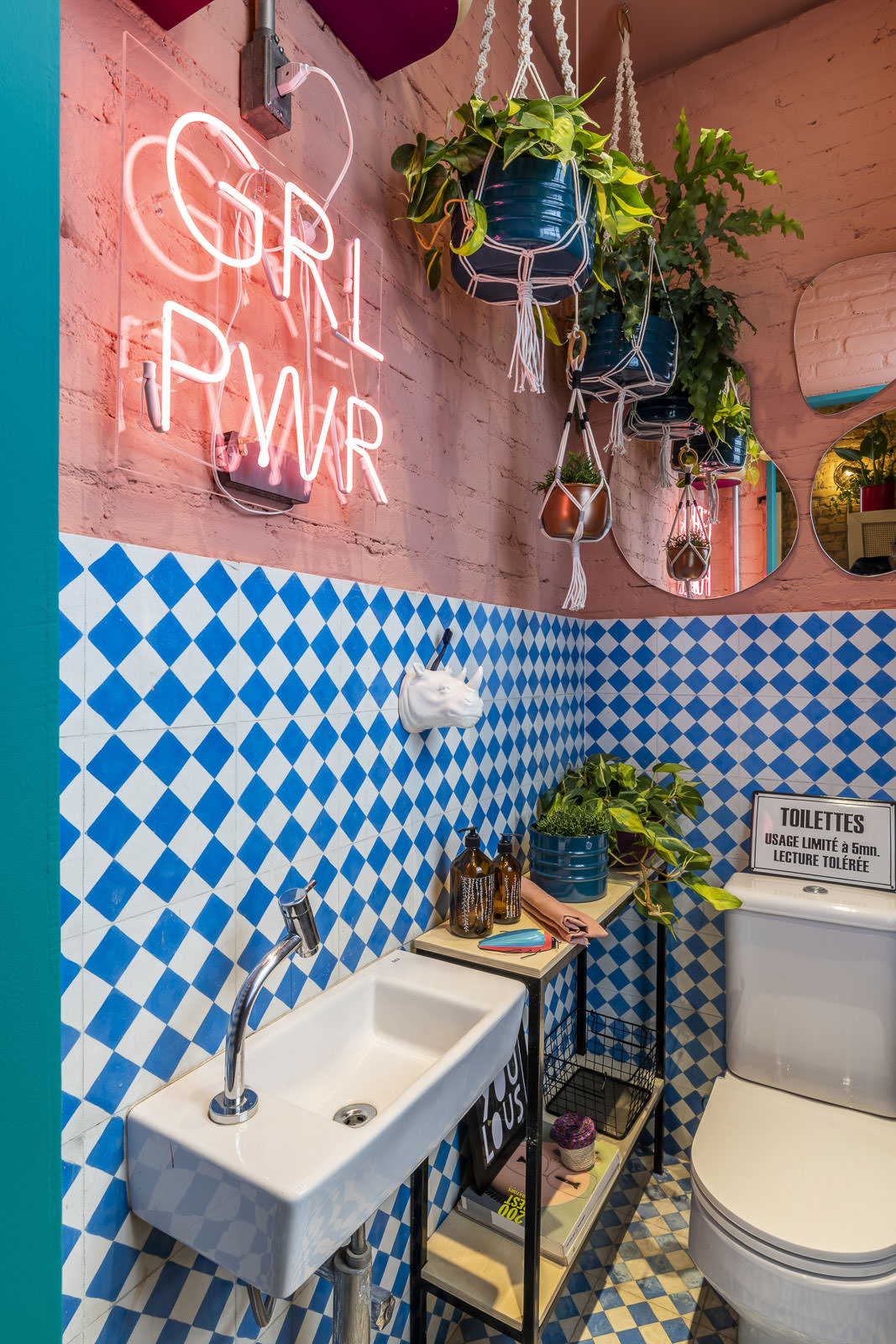 salle de bain vintage colorée mur carrelage bleu neon rose plantes suspendues