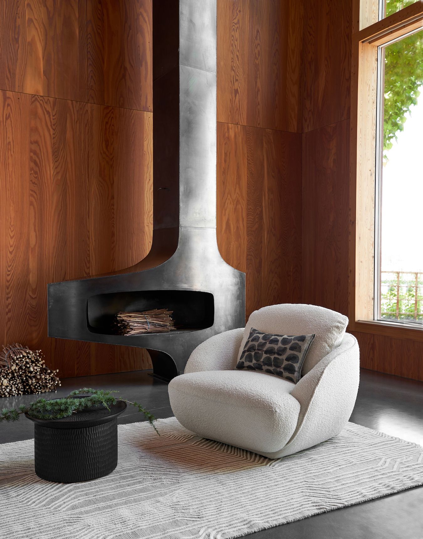 salon chalet moderne idée déco bois tissu boulettes cheminée acier métal suspendue