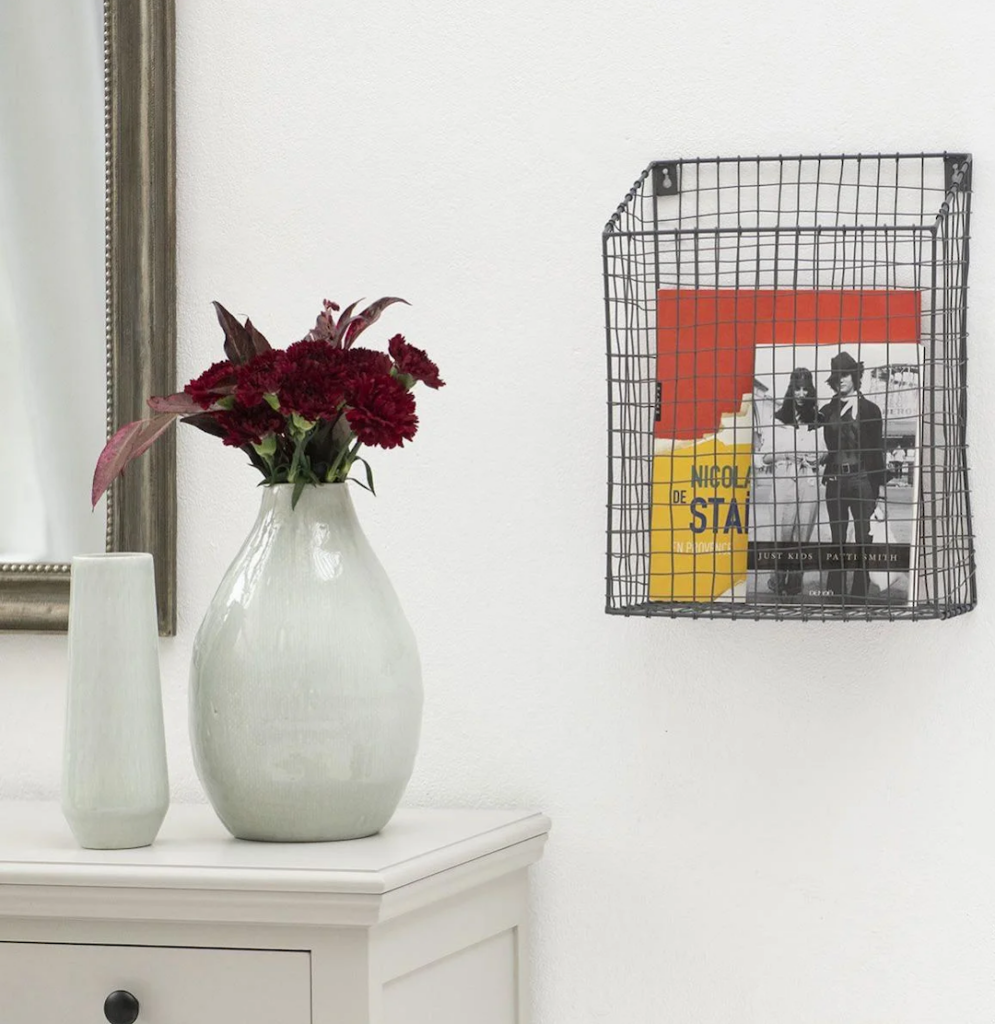 salon moderne porte revue metal noir grillage deco noire et blanc