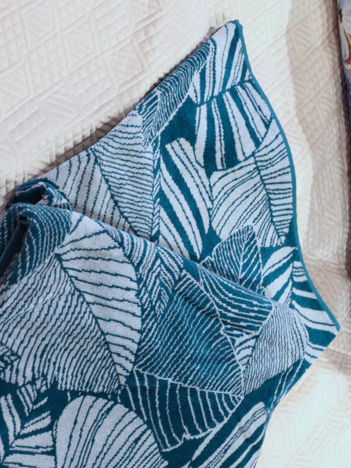 serviette de plage bleu canard motif feuille