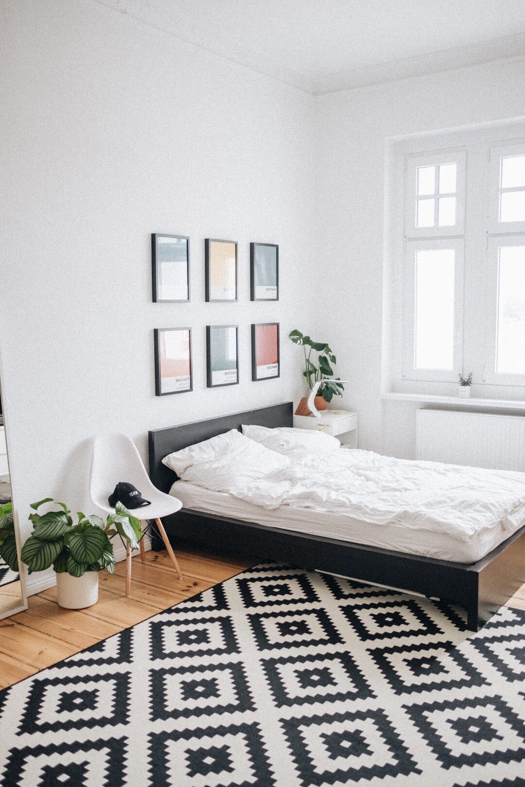 chambre sobre moderne tapis noir blanc graphique parquet bois