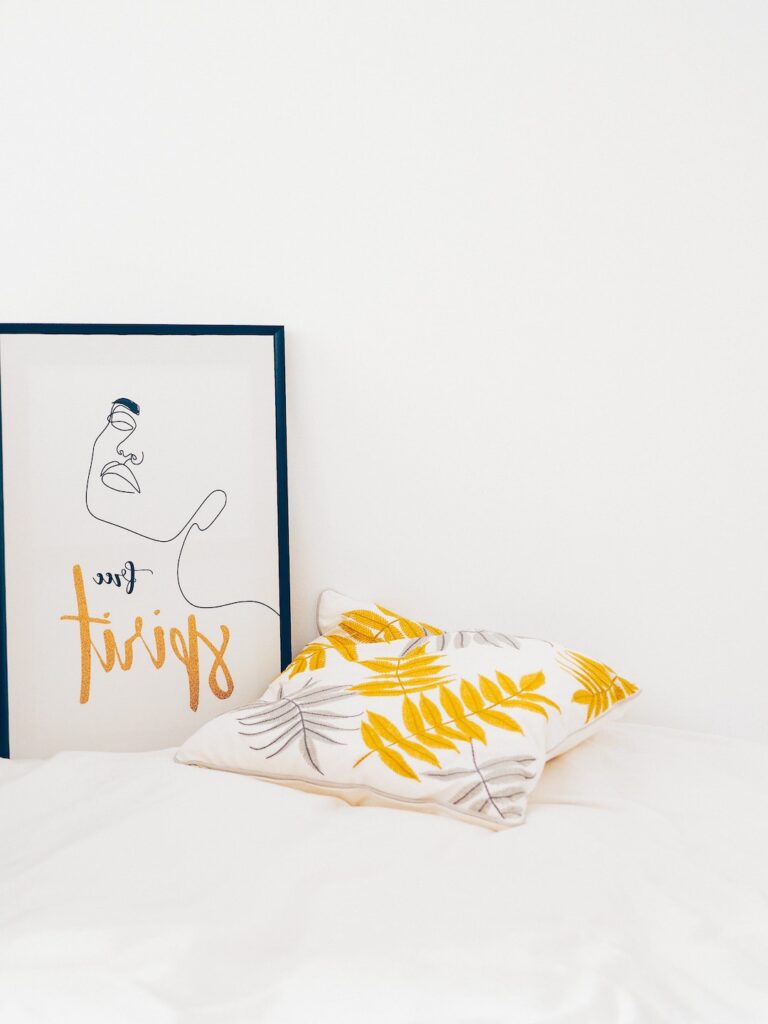 deco coloree jaune blanc noir coussin tableau abstrait