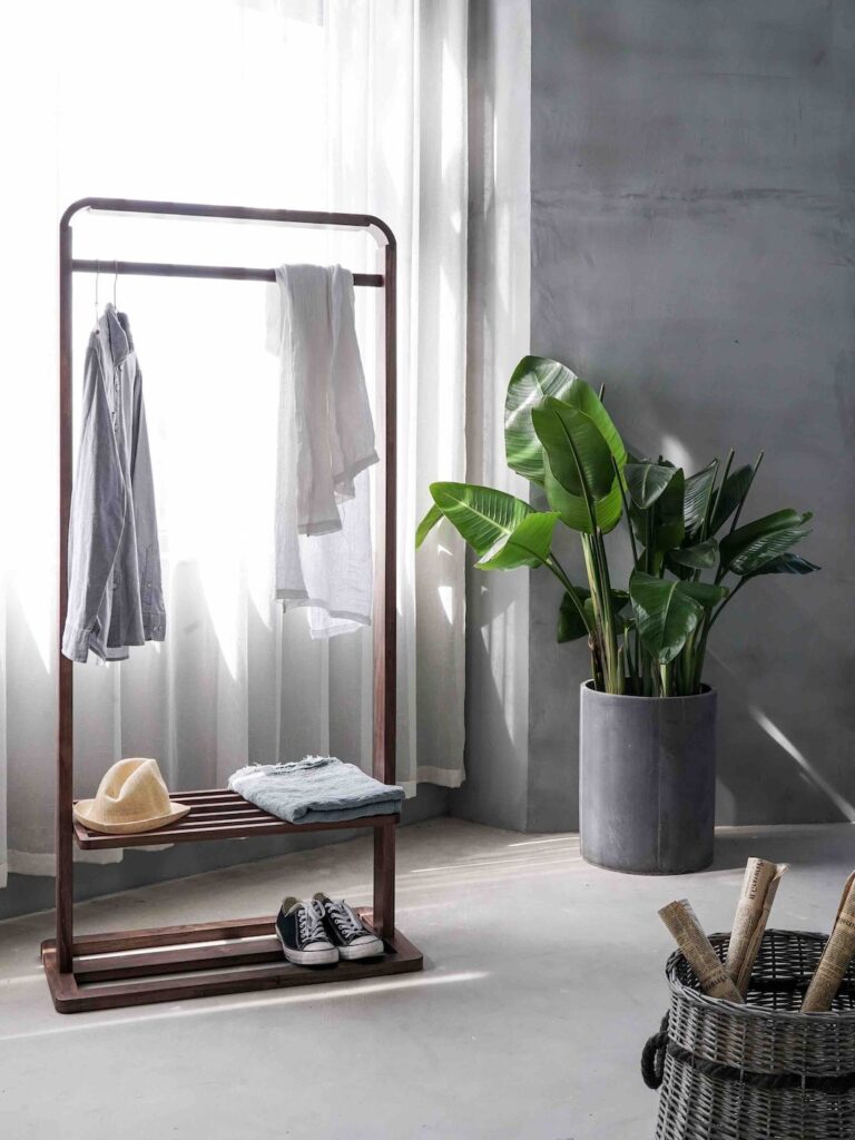 dressing portant bois fin deco chambre gris beton plante verte