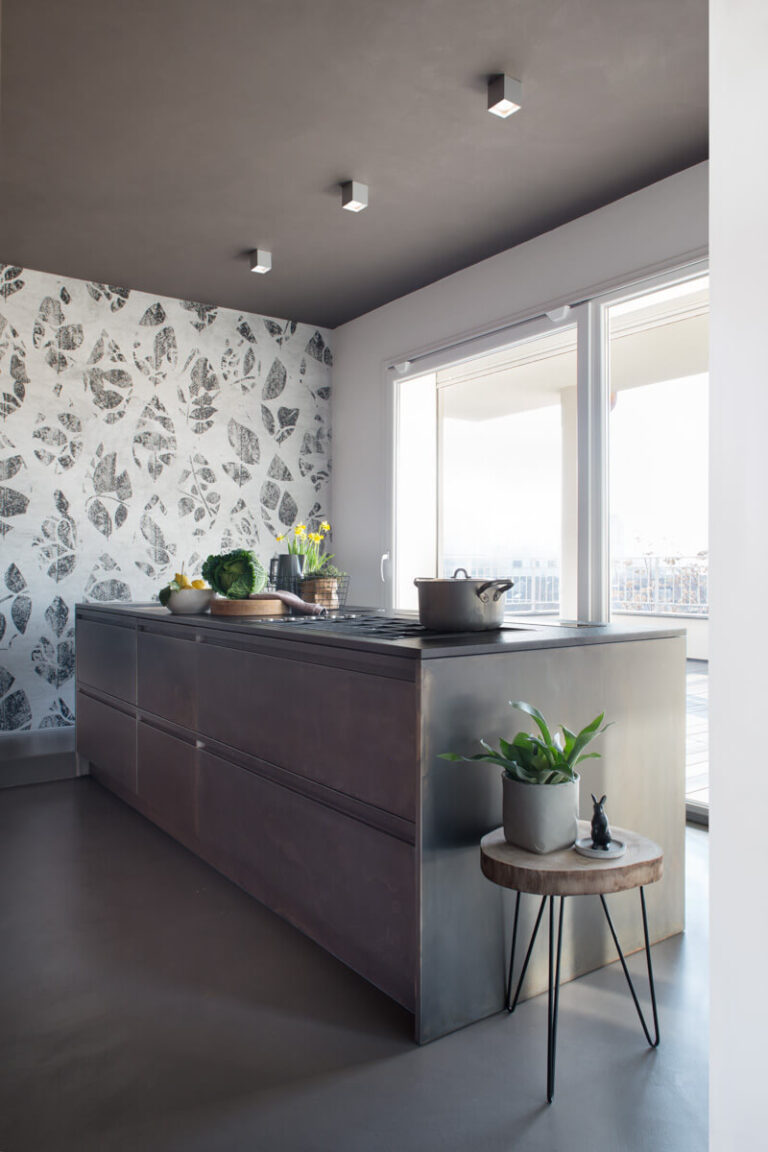 duplex à Milan cuisine ilot bronze métal brossé