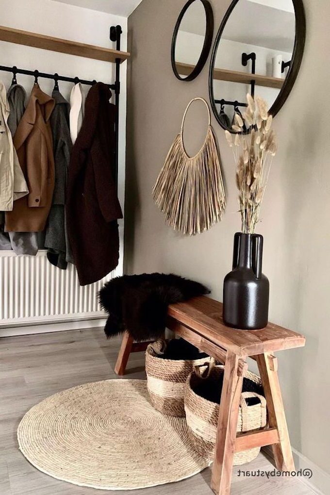 entrée marron taupe sobre élégante minimaliste rustique bois fibre naturelle tapis osier rond