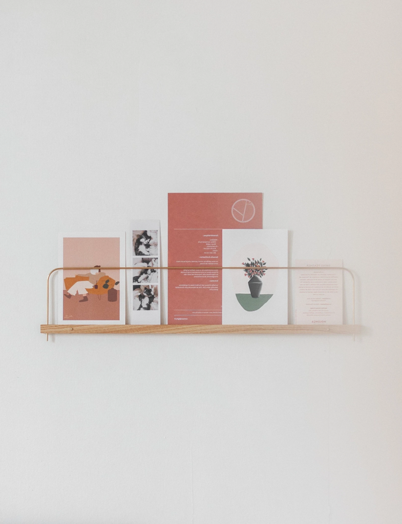 étagère support photos illustrations bois laiton