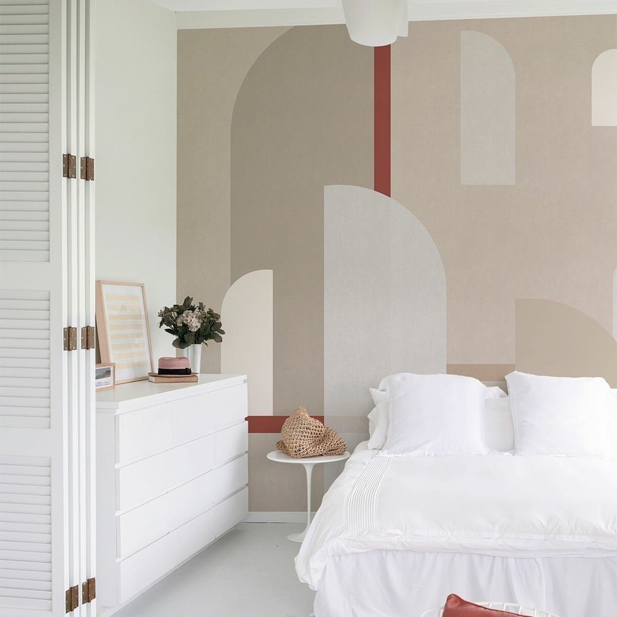 chambre blanche beige terracotta mur arche forme géométrique peinture