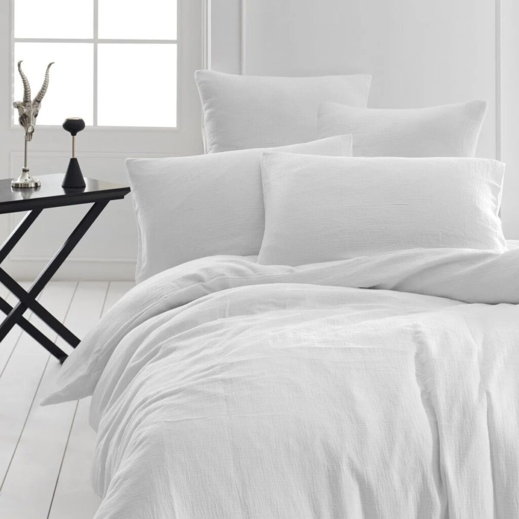 chambre déco noir blanc gaze coton