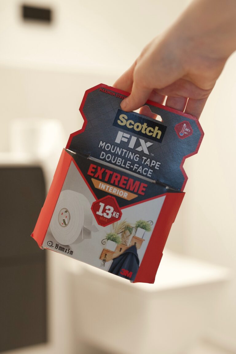 Fixer un objet lourd sans percer Astuce déco et bricolage