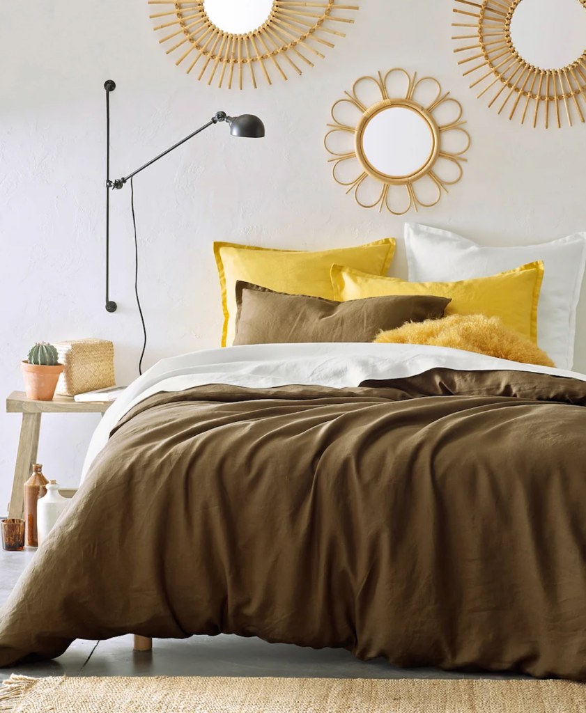 miroir rond bois mur blanc idee deco chambre soleil estivale lit double