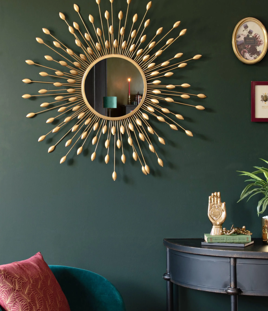 miroir rond soleil laiton doree fauteuil vert canard velours deco salon