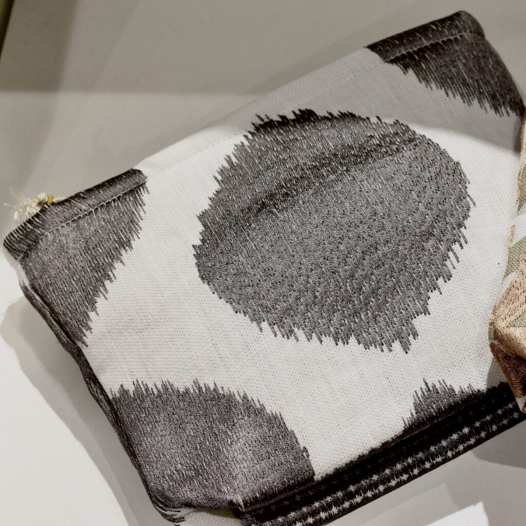 trousse pois noir & blanc broderie tapisserie de coton