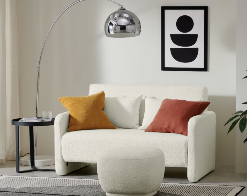 comment aménager-une pièce colorée coussin jaune et rouge