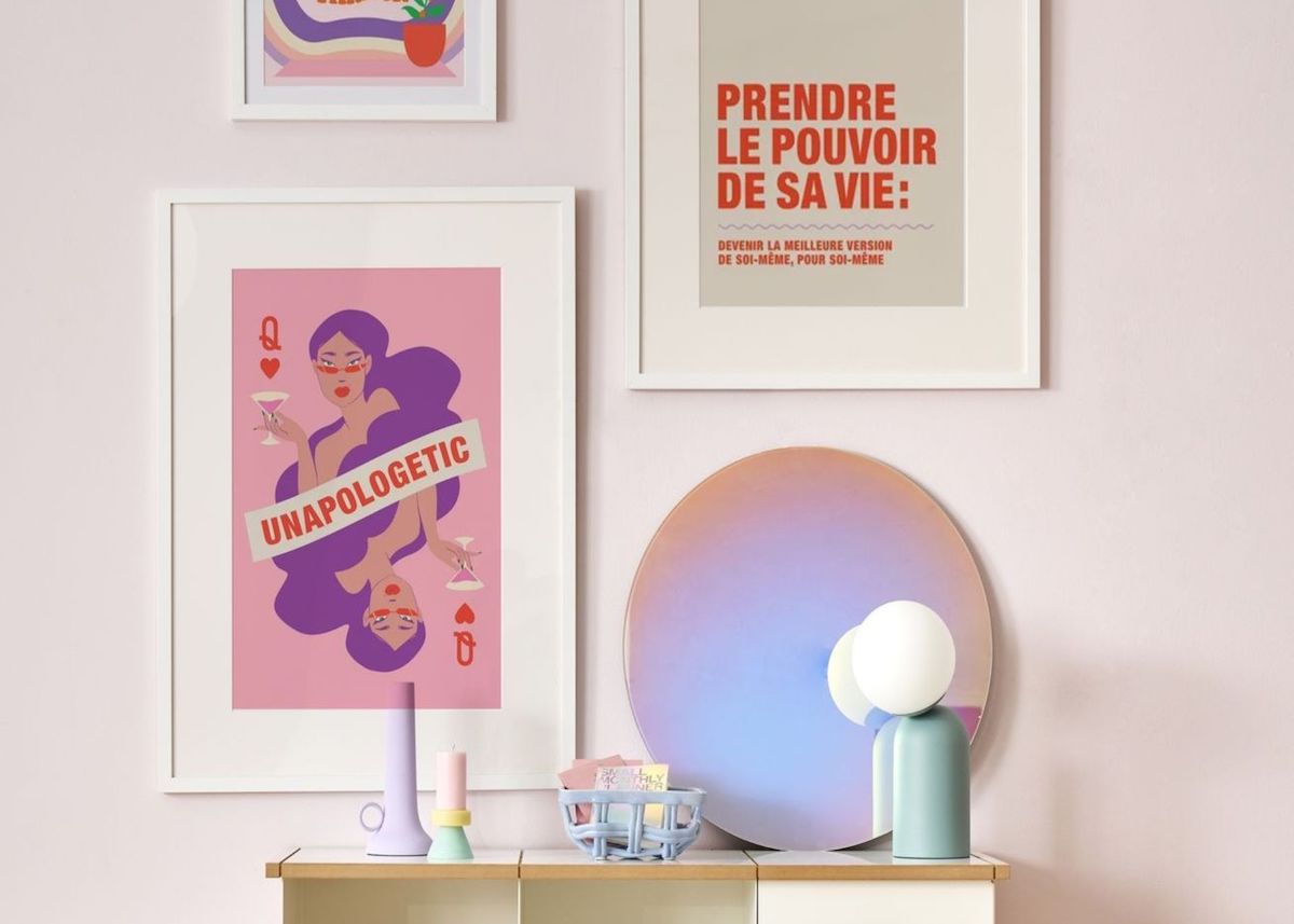 affiche mur de cadres coloree rose salon chambre
