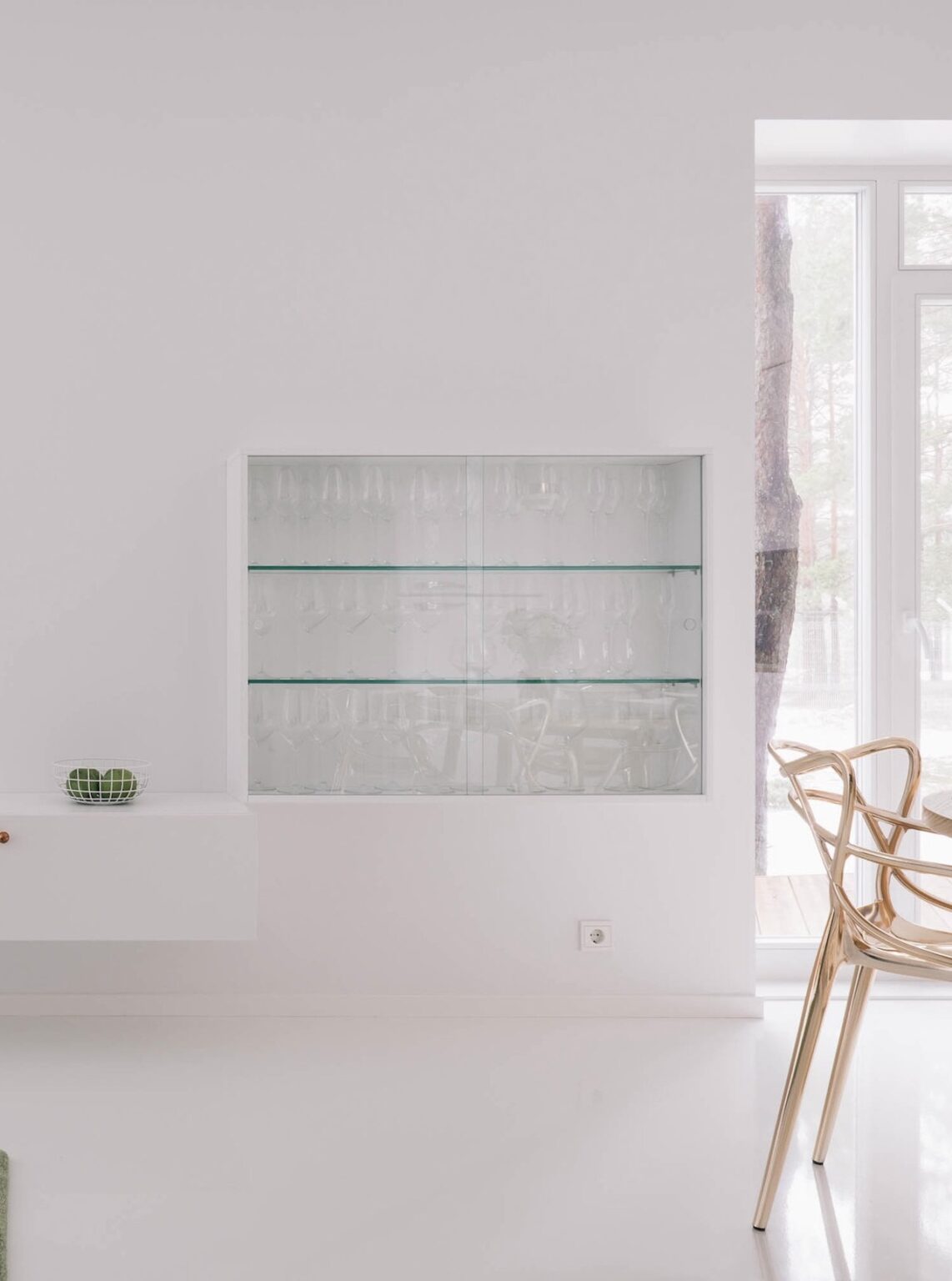 meuble rangement minimaliste vitrine vaisselier suspendu