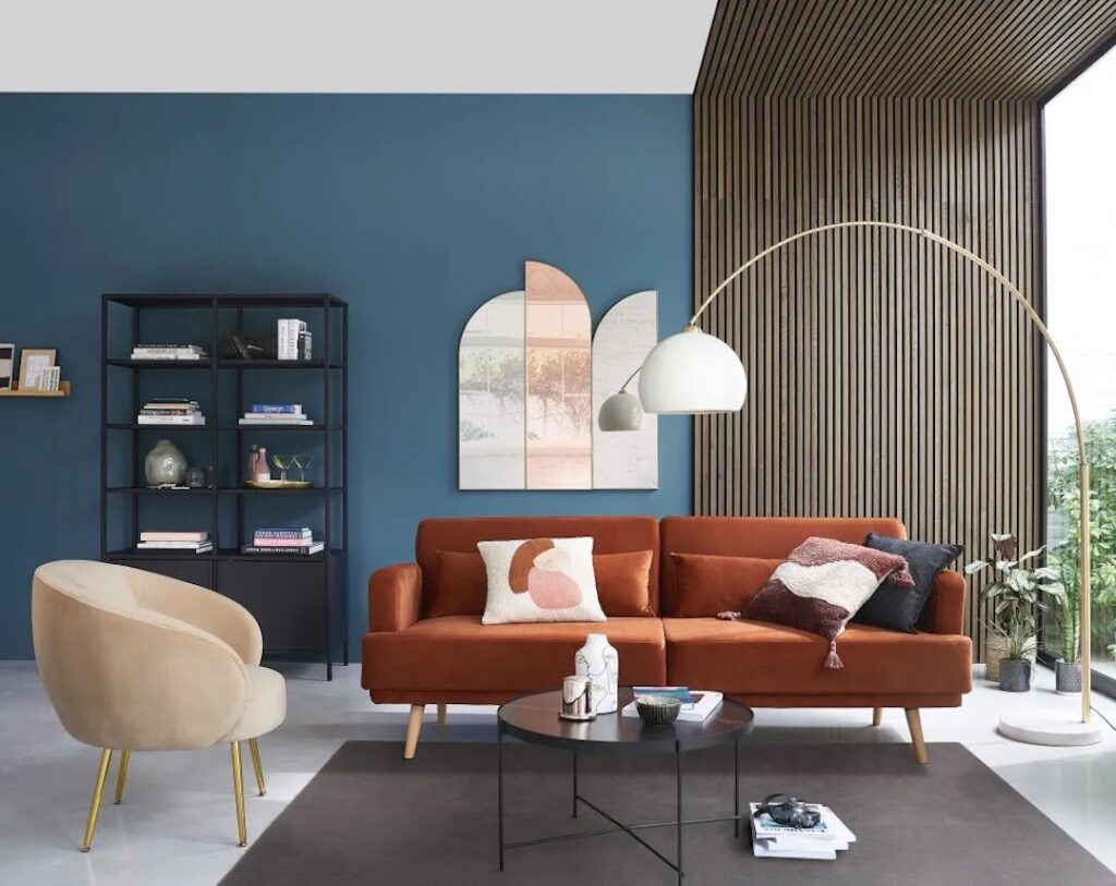 Salon mur bleu canapé terracotta orange brique