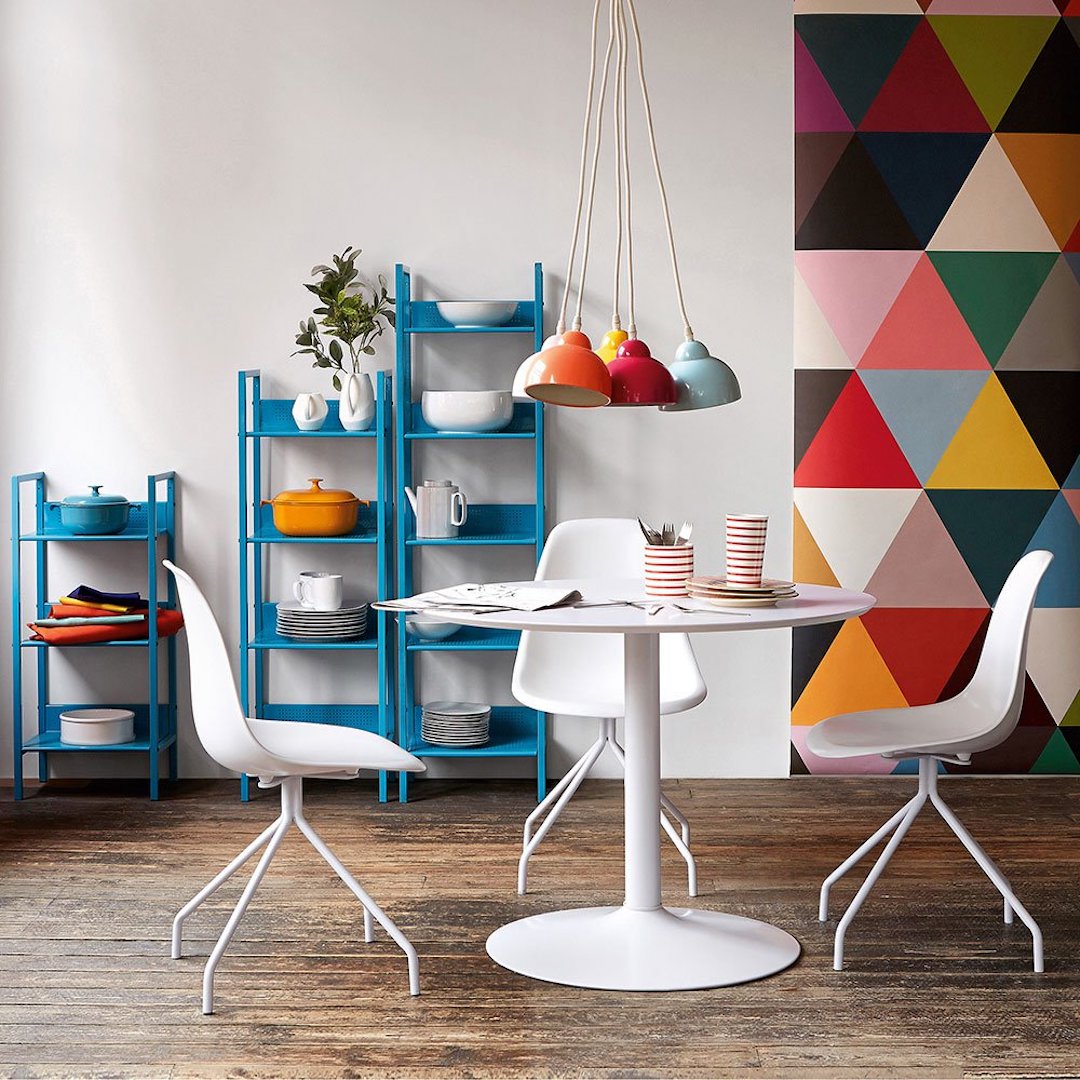 sejour lumineux table ronde blanche parquet bois papier peint geometrique colore