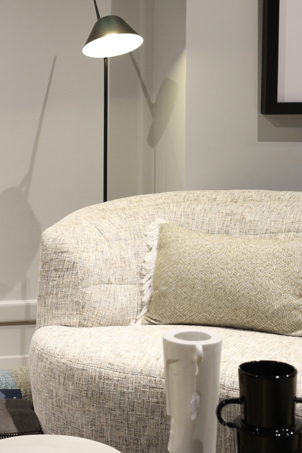 canapé arrondi beige tissu tweed Chanel