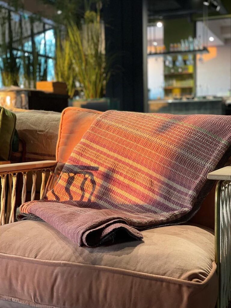 canape marron orange salon chaleureux lumineux