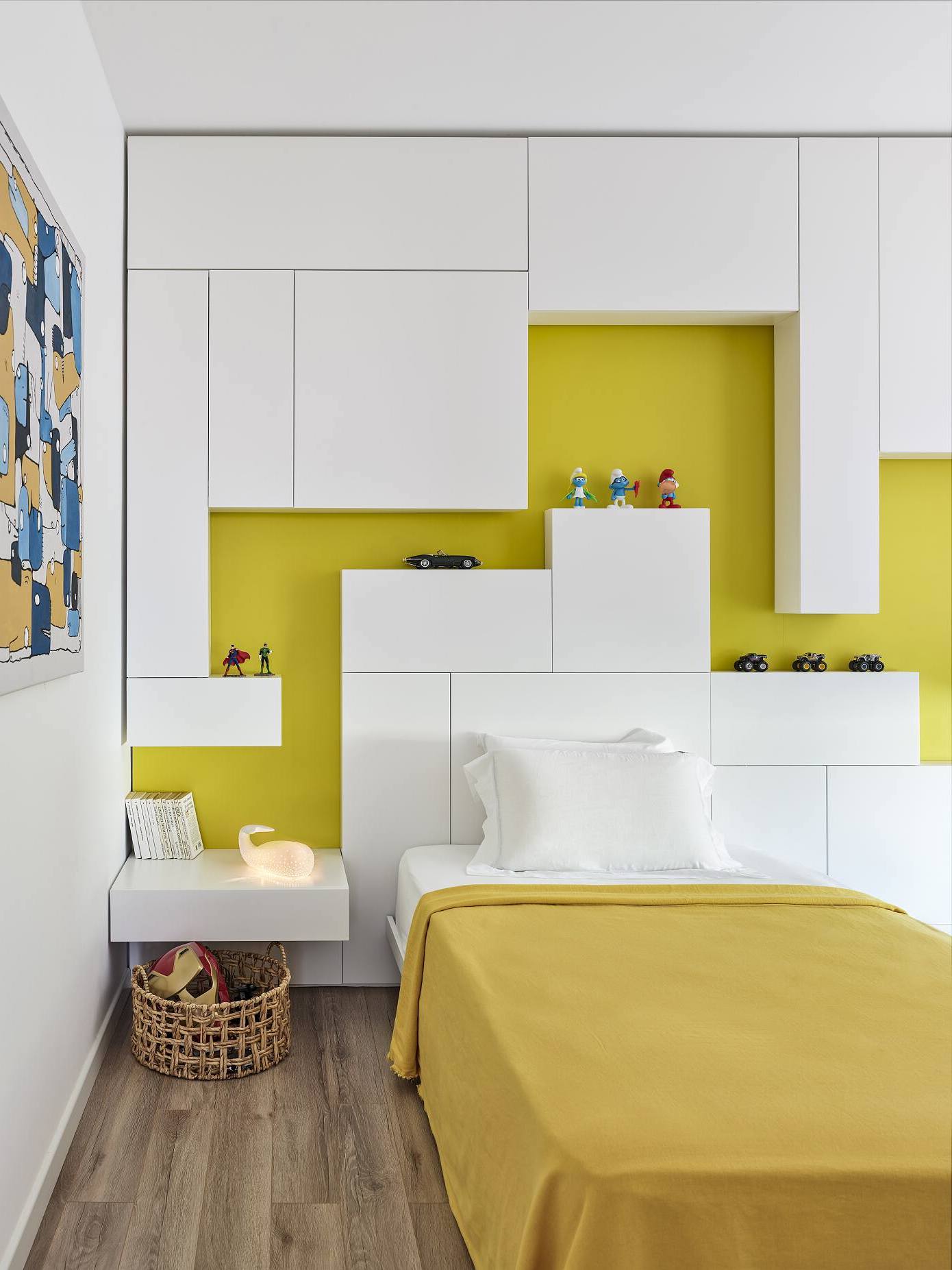 chambre blanche enfant tête de lit rangement placard mur jaune citron