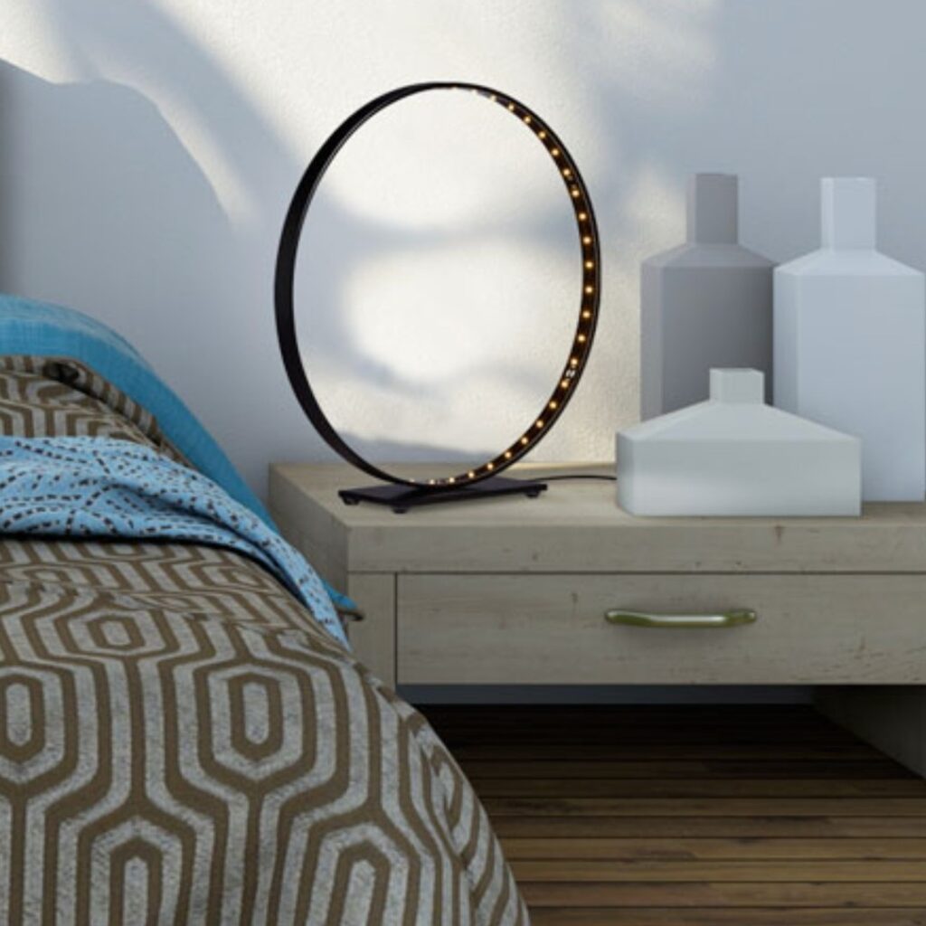 chambre lit double lampe cercle neon blanc parquet