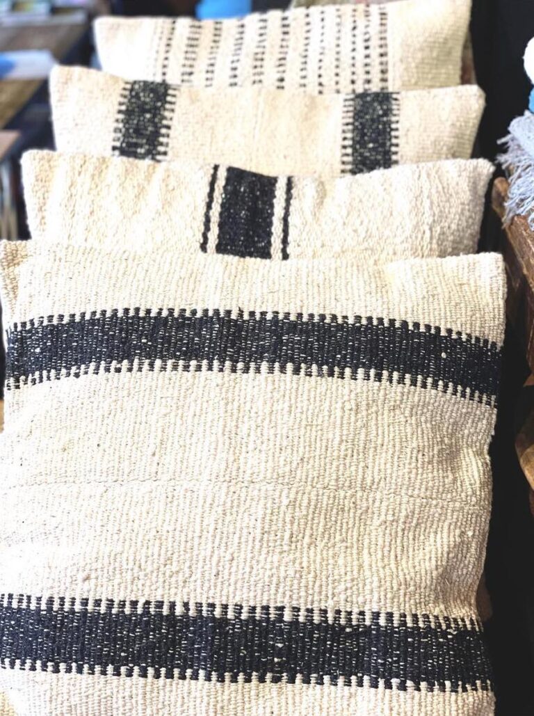 coussin noir blanc naturel rustique authentique deco interieure