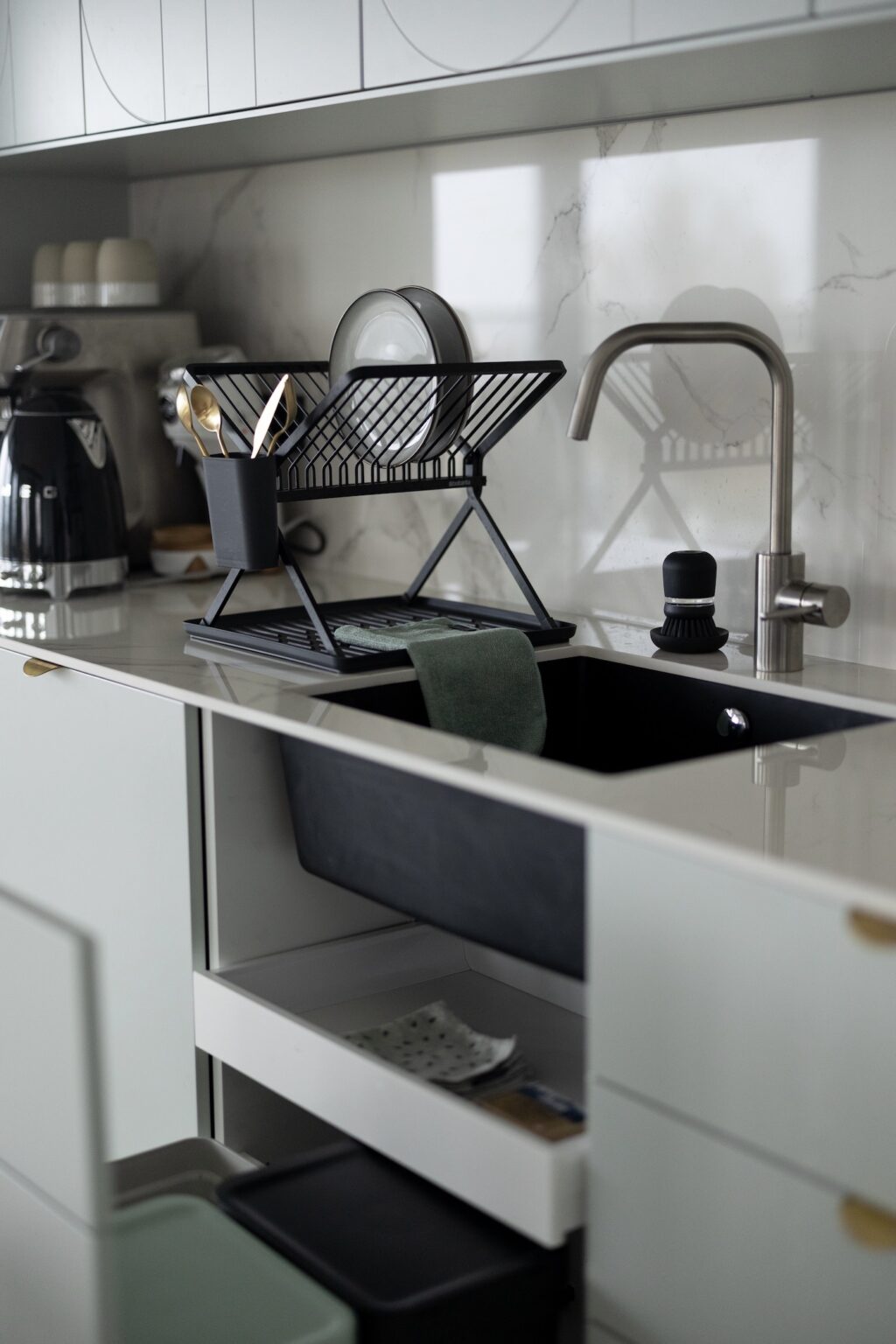 autour évier noir granit plan travail marbre blanc brillant