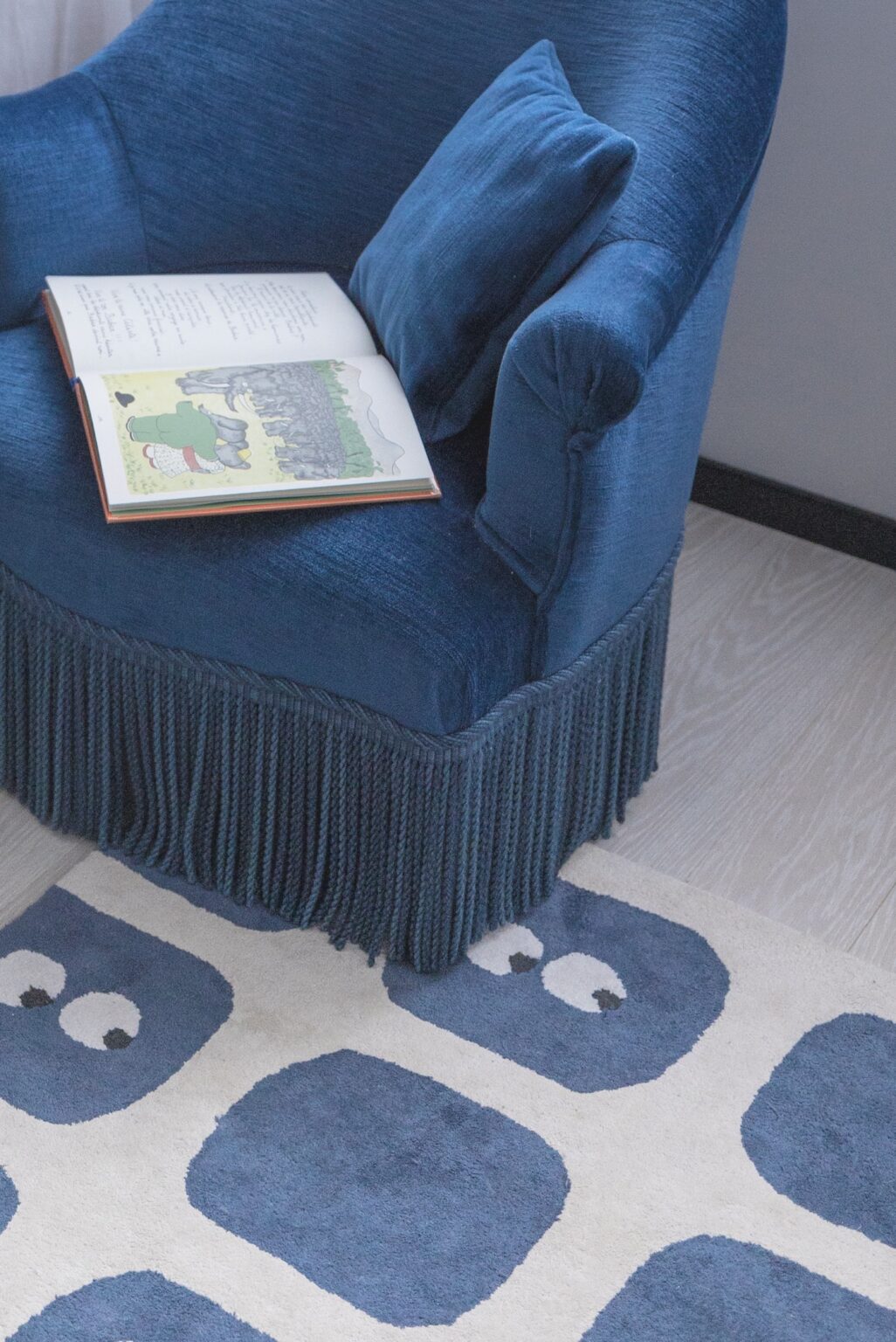 fauteuil crapaud rétro velours bleu canard