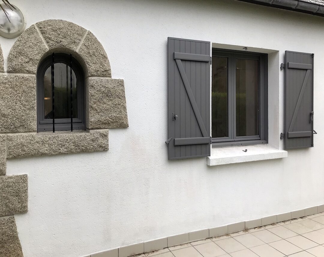 fenêtre encadrement granit maison bretonne typique architecture