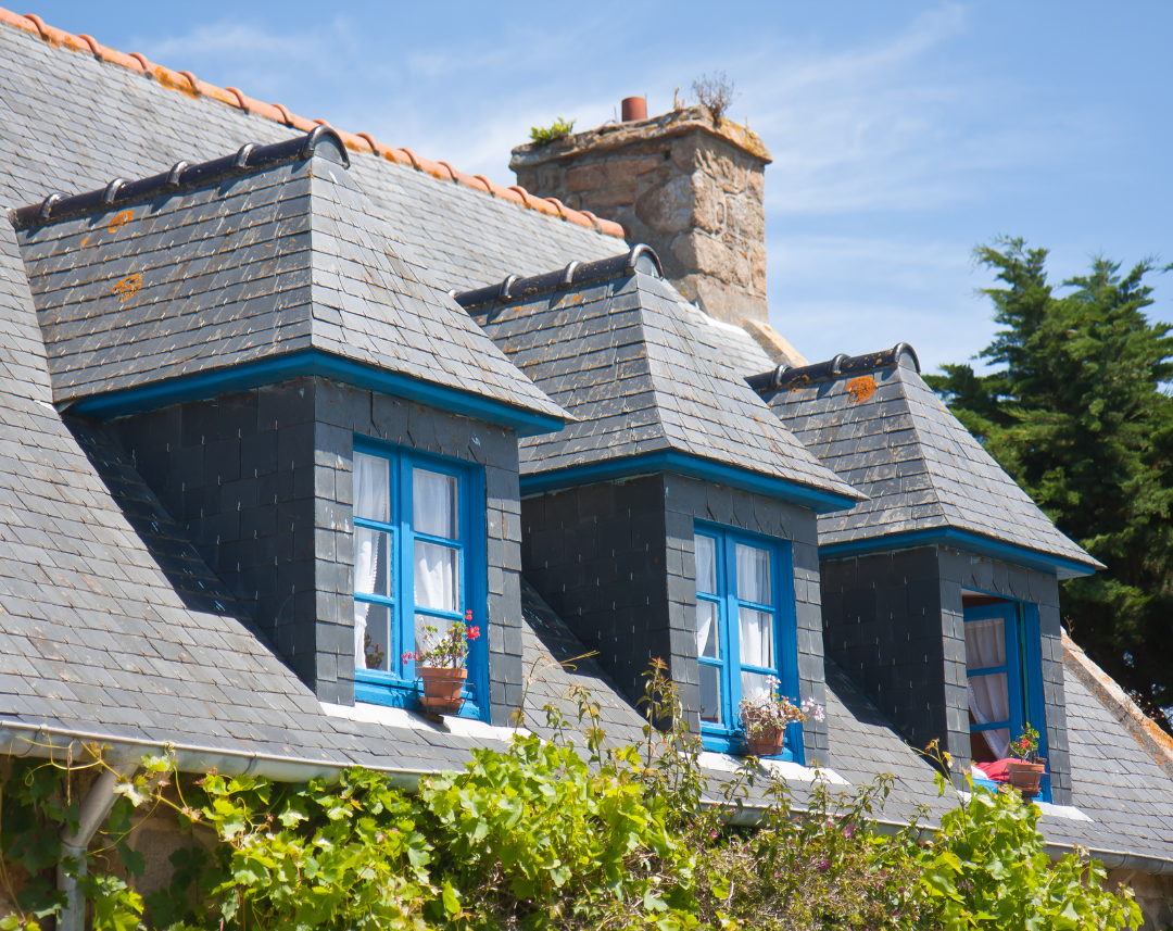 Maison typique style néo-breton avec lucarnes