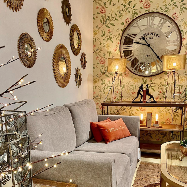 salon lumineux deco murale canape gris papier peint jaune