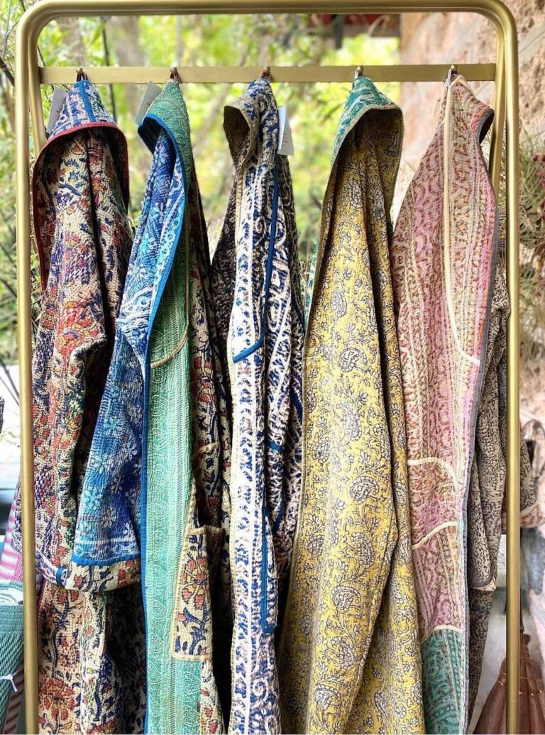 vetement colore original atypique maison deco portant laiton