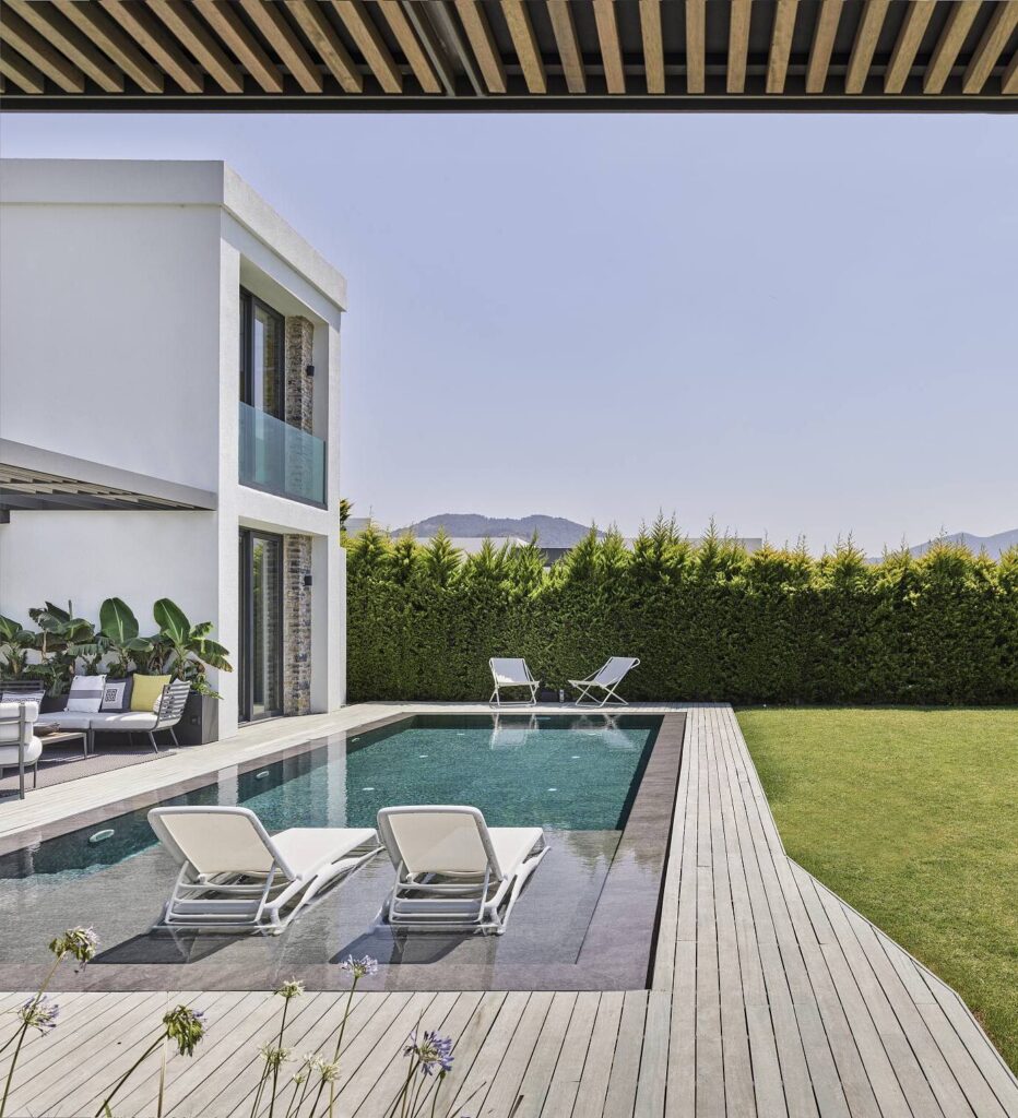 villa Draman piscine à débordement bois pierre ardoise