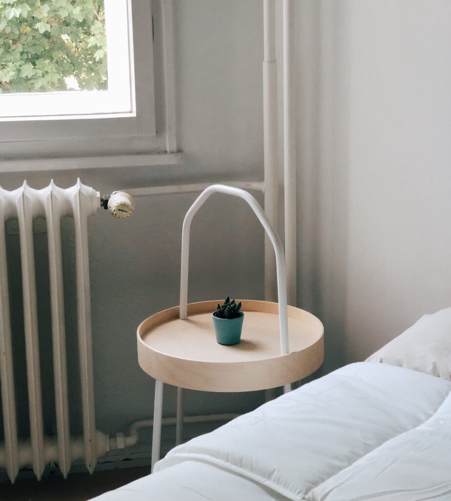 deco interieure chambre blanche table bois rond