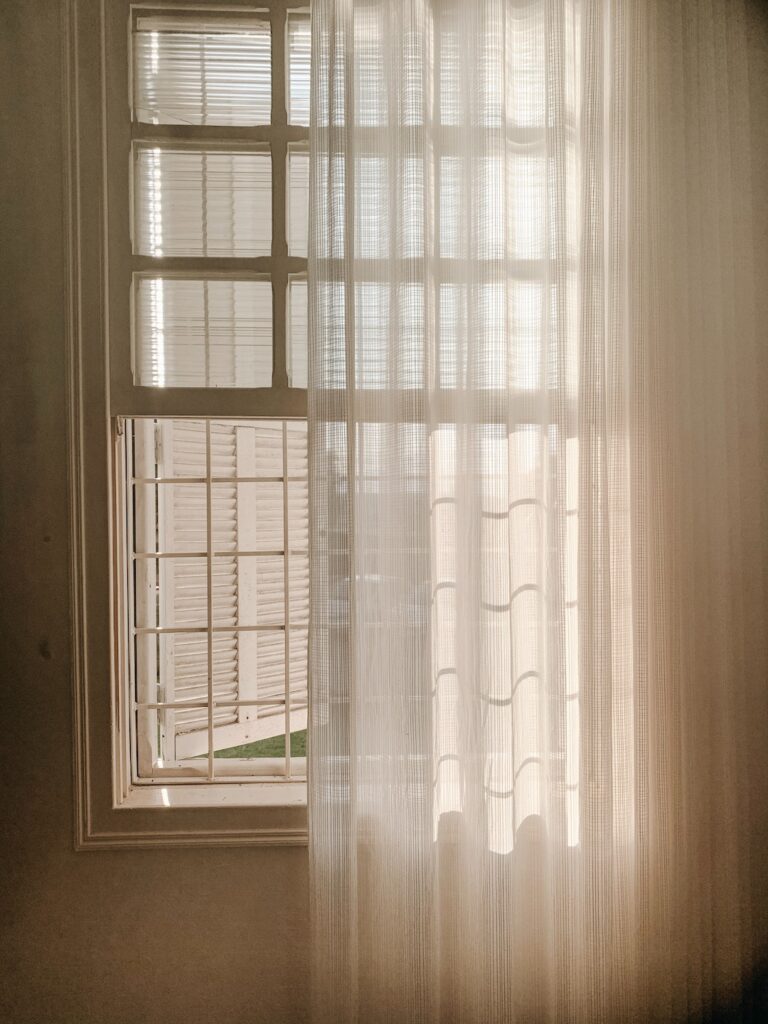 fenetre rideau leger blanc fin blanc deco