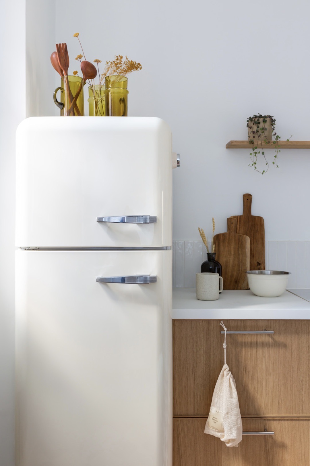 frigo rétro vintage blanc cuisine épurée sobre élégante rustique bois carrelage blanc
