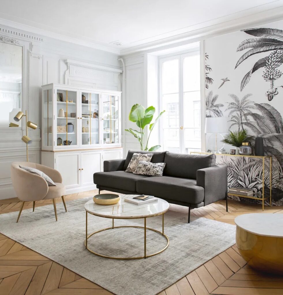 piece de vie parquet bois chevron papier peint tropical gris