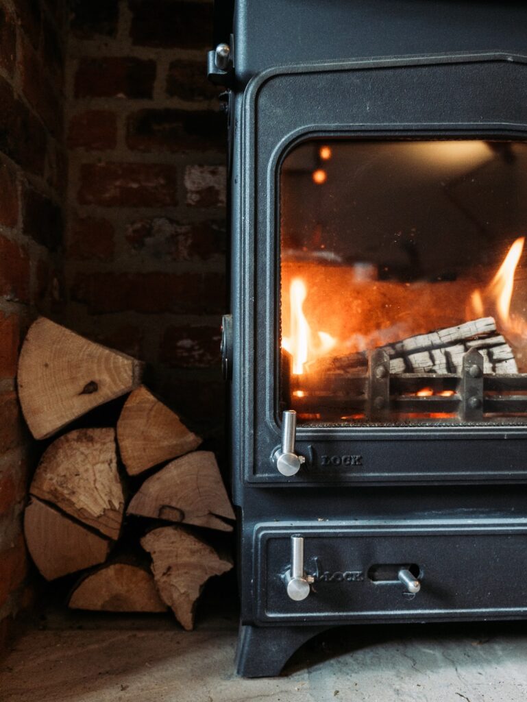 poele feu noir bois brique rouge mur deco montagne