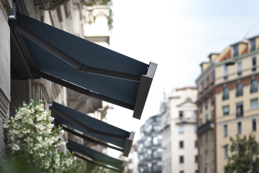 Store banne aluminium gris design immeuble Paris haussmann