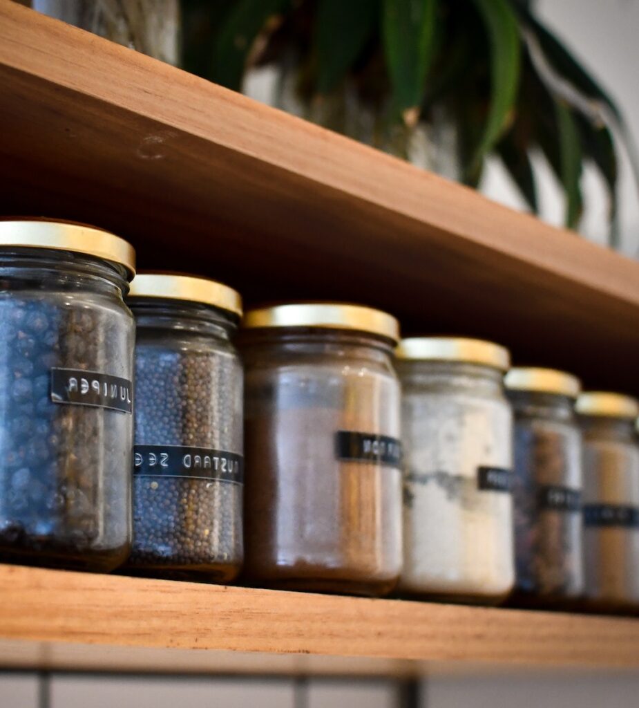 bocal epice cuisine etagere bois plante verte deco cuisine