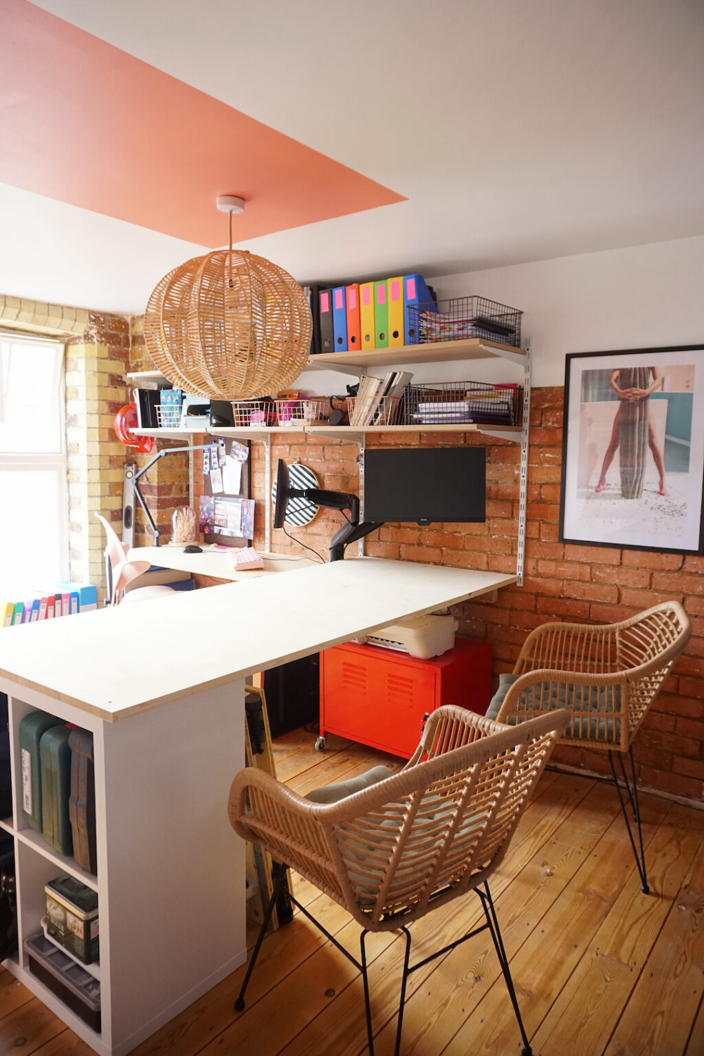 bureau table blanche chaise rotin parquet bois mur orange blanc