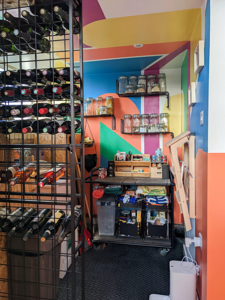 cellier coloree mur papier peint rangement vin sol noir